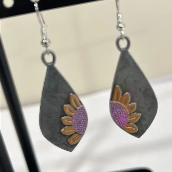 Elegant Gray and Purple Floral Earrings - Picture 2 of 4